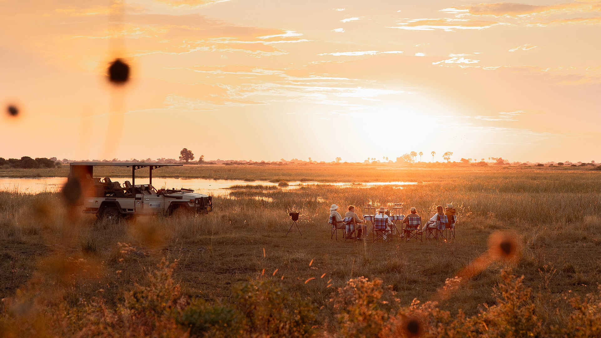 Nkasa Linyanti Camp: Sundowner auf Pirschfahrt