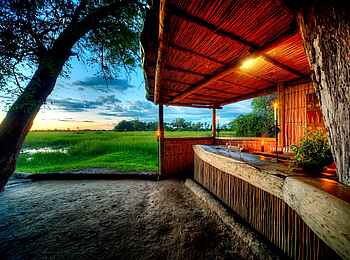 Oddball's Camp: Bar am Abend Oddball's Camp: Bar am Abend