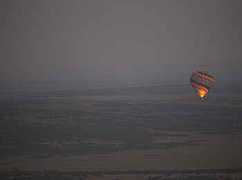 Sala's Camp: Heißluftballon im Morgengrauen Sala's Camp: Heißluftballon im Morgengrauen