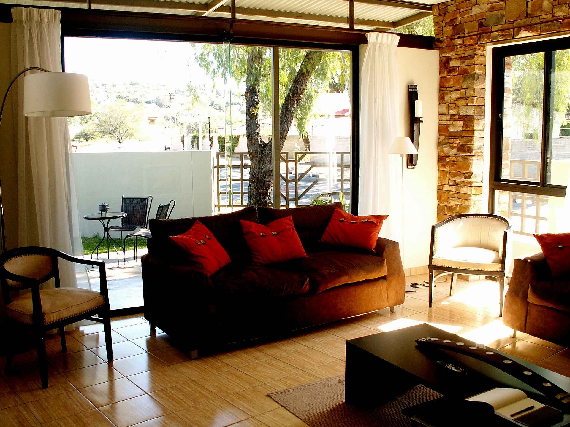 B&B, Pension, The Elegant Guesthouse, Windhoek, Lounge, Sessel, Sofa, Afrikarma, Afrikarma Safaris, Afrikarma.de