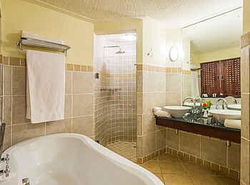David Livingstone Safari Lodge: Badezimmer mit Badewanne, Dusche und Waschbecken David Livingstone Safari Lodge: Badezimmer mit Badewanne, Dusche und Waschbecken