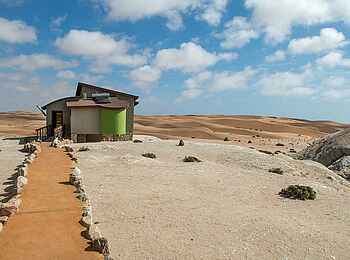 Desert Breeze Lodge: Fußweg zu einem Bungalow Desert Breeze Lodge: Fußweg zu einem Bungalow