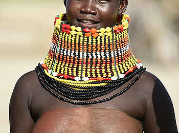 Koros Camp: Eine Frau mit farbenfrohem Halsschmuck