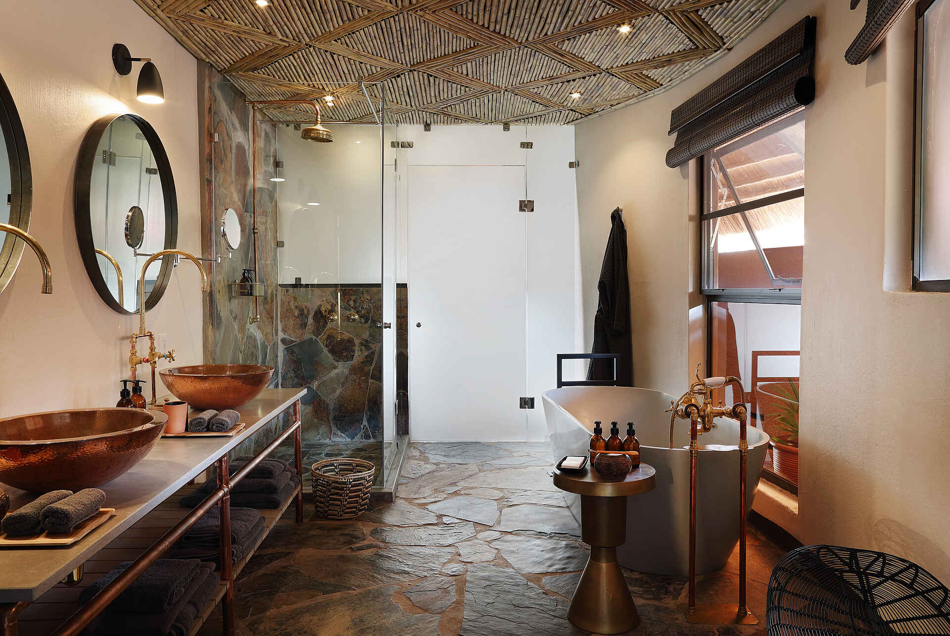 MalaMala Camp: Bad im Gästechalet Mala Mala, Mala Mala Main Camp, Mala Mala Private Game Reserve, MalaMala, MalaMala Main Camp, Sabi Sand Game Reserve, Südafrika, gästeunterkünfte, bad, innenansicht, Afrikarma, Afrikarma Safaris, Afrikarma Safaris - Wildnis. Hautnah., Afrikarma.de, Mala Mala Camp