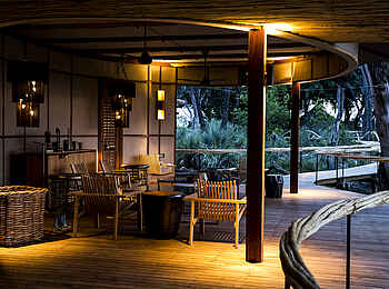 Mombo Camp: Loungebereich mit Wegen Mombo Camp: Loungebereich mit Wegen