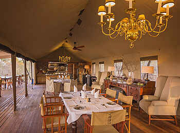 Verney's Camp: Gedeckter Tisch