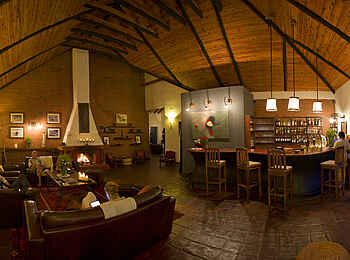 Bashay Rift Lodge: Sitzgruppen und Bar Bashay Rift Lodge: Sitzgruppen und Bar