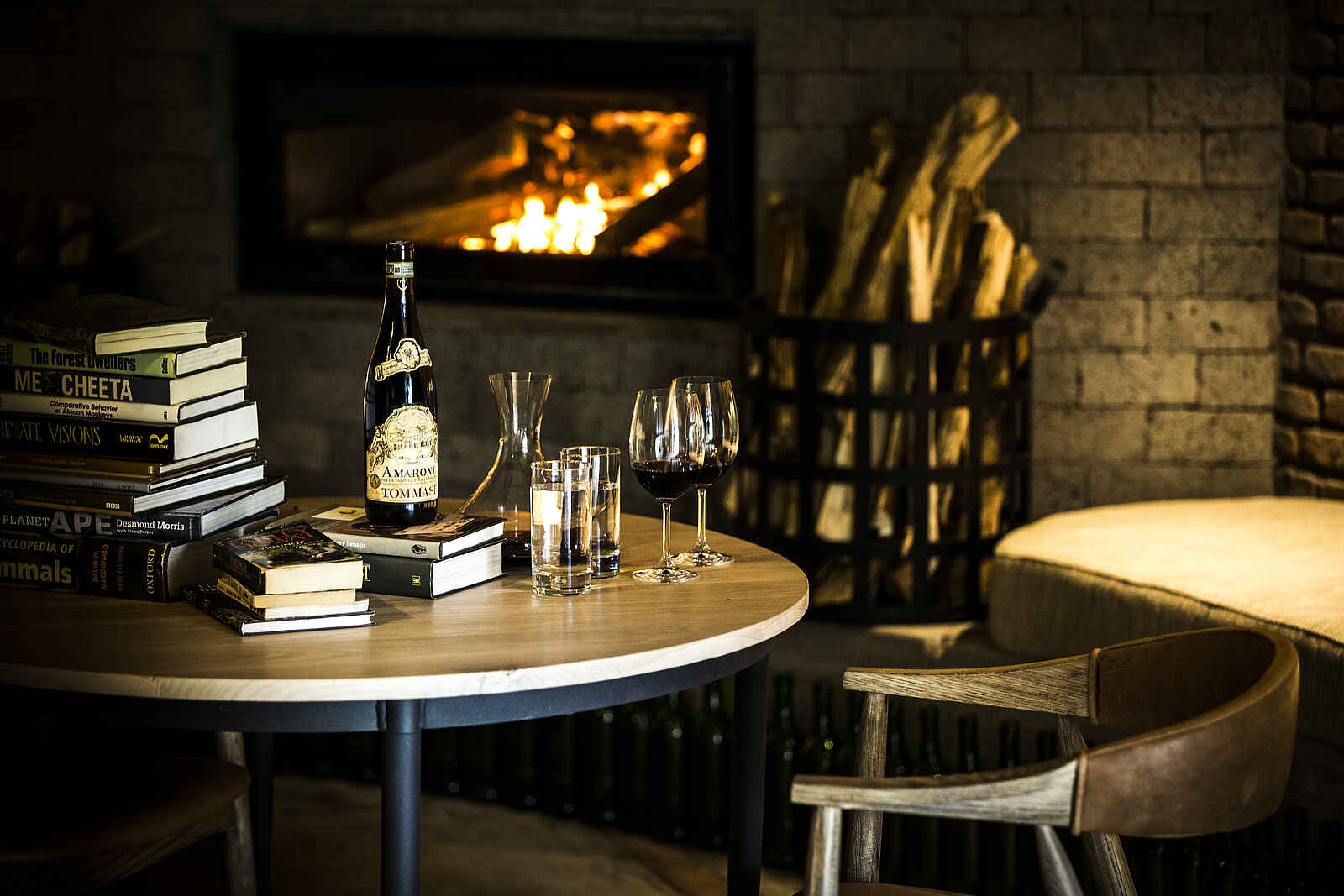 Bisate Lodge: Gute Bücher und erfrischende Getränke vor dem Kaminfeuer Bisate Lodge: Gute Bücher und erfrischende Getränke vor dem Kaminfeuer