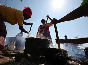 Chilo Gorge Safari Lodge: Kochen im Mahenye Village Chilo Gorge Safari Lodge: Kochen im Mahenye Village