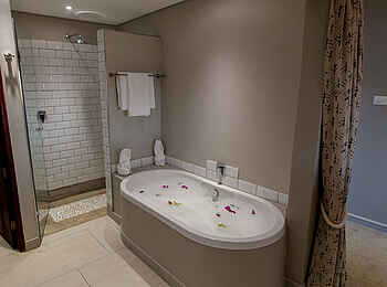 Chobe Bush Lodge: Badezimmer Chobe Bush Lodge: Badezimmer