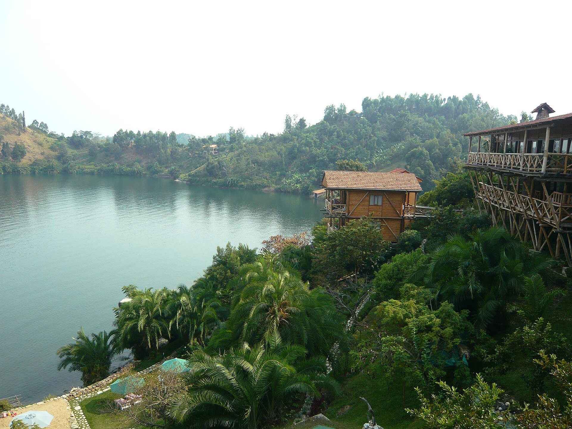 Cormoran Lodge: Gästechalet und Gemeinschaftsbereich am See