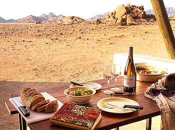 Desert Quiver Camp: Lunch auf einer Terrasse