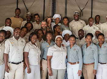Gomoti Private Camp: Gruppenbild des Personals