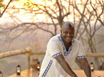 Ikuka Safari Camp: Ein Tisch wird zum Essen eingedeckt