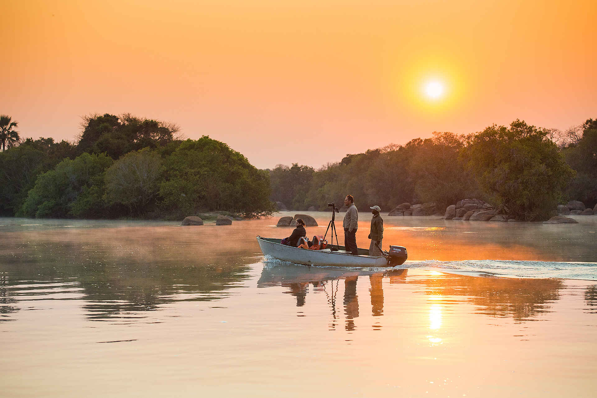 Activities, Deck, Kafue National Park, Kafue River, KaingU Safari Lodge, Aktivitäten, Motorboot, Sonnenuntergang, Afrikarma, Afrikarma Safaris, Afrikarma Safaris - Wildnis Hautnah, Afrikarma.de, Gil Bauer, Rick Schulz, Julia Bauer, Lynda Schulz