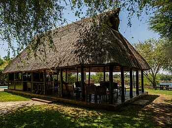 Kiambi Camp: Blick in die Lounge Kiambi Camp: Blick in die Lounge