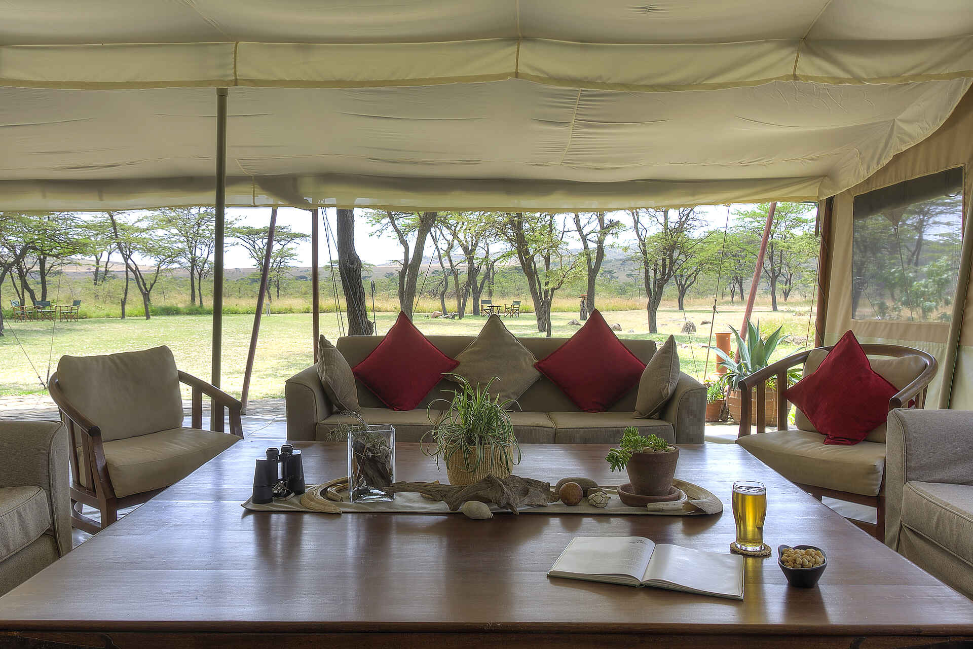 Fly Camping, Gold eco-rated, Kenia, Kicheche Bush Camp, Kicheche Camps, Masai Mara, Motorgie Prärie, Nachhaltig, Olare Motorgie Conservancy, Beistelltisch, Fenster, Lounge, Sessel, Sofa, Afrikarma, Afrikarma Safaris, Afrikarma Safaris – Wildnis. Hautnah., afrikarma.de
