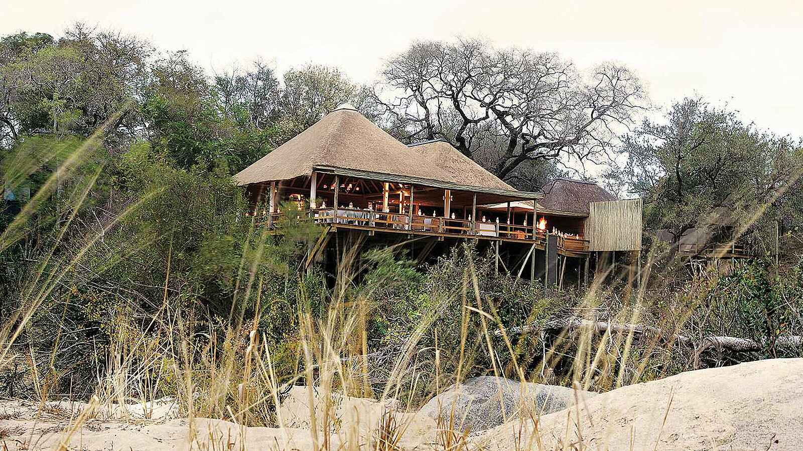 Londolozi Founders Camp: Hauptgebäude über dem Flussbett Londolozi Founders Camp: Hauptgebäude über dem Flussbett