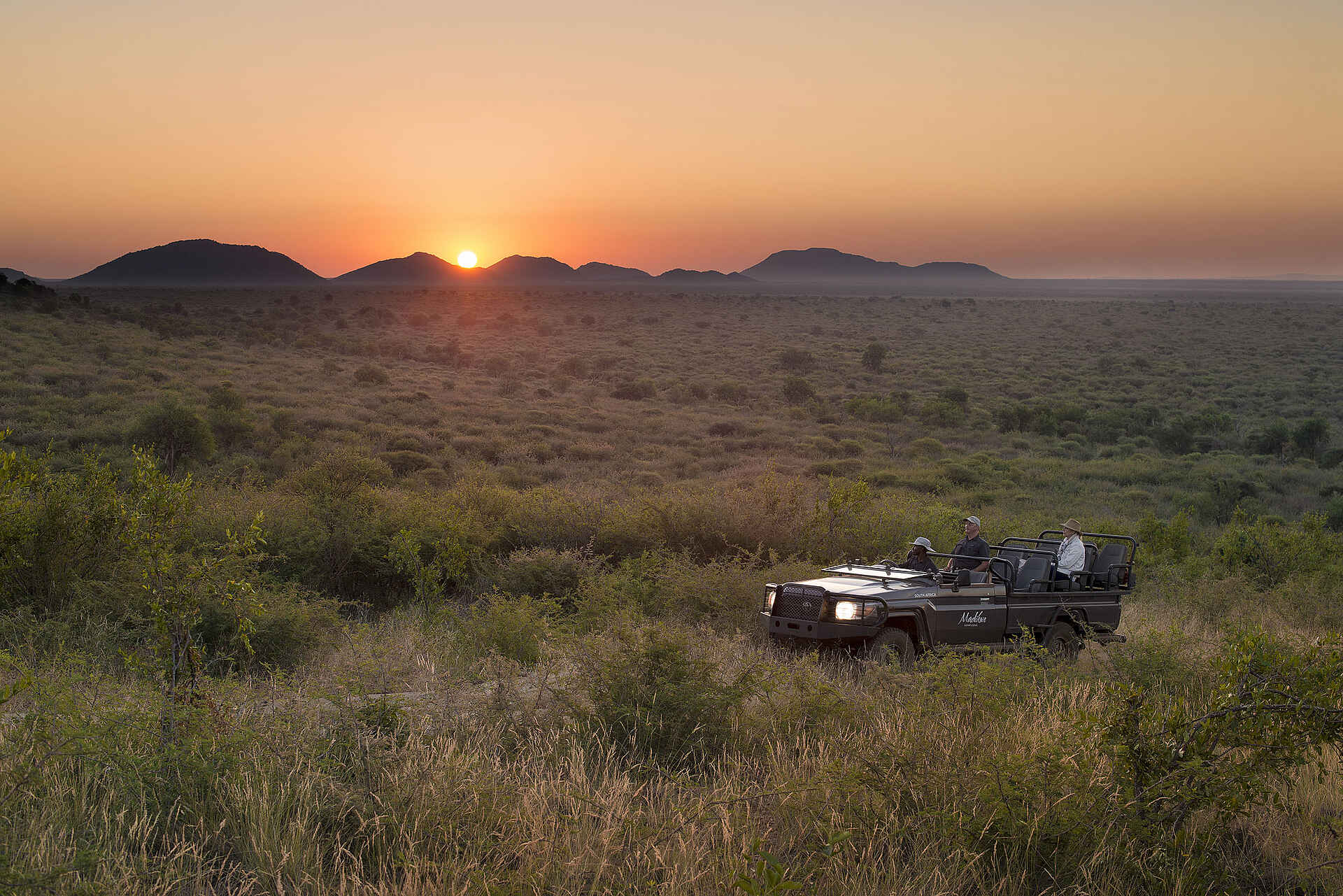 Madikwe Safari Lodge Lelapa: Abendliche Pirschfahrt big 5, madikwe game reserve, madikwe safari lodge lelapa, onelife more, südafrika, abends, pirschfahrt, safarifahrzeug, afrikarma, afrikarma safaris, afrikarma safaris - wildnis. hautnah., afrikarma.de