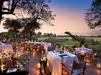 Nxabega Okavango Tented Camp: Terrasse im Kerzenlicht