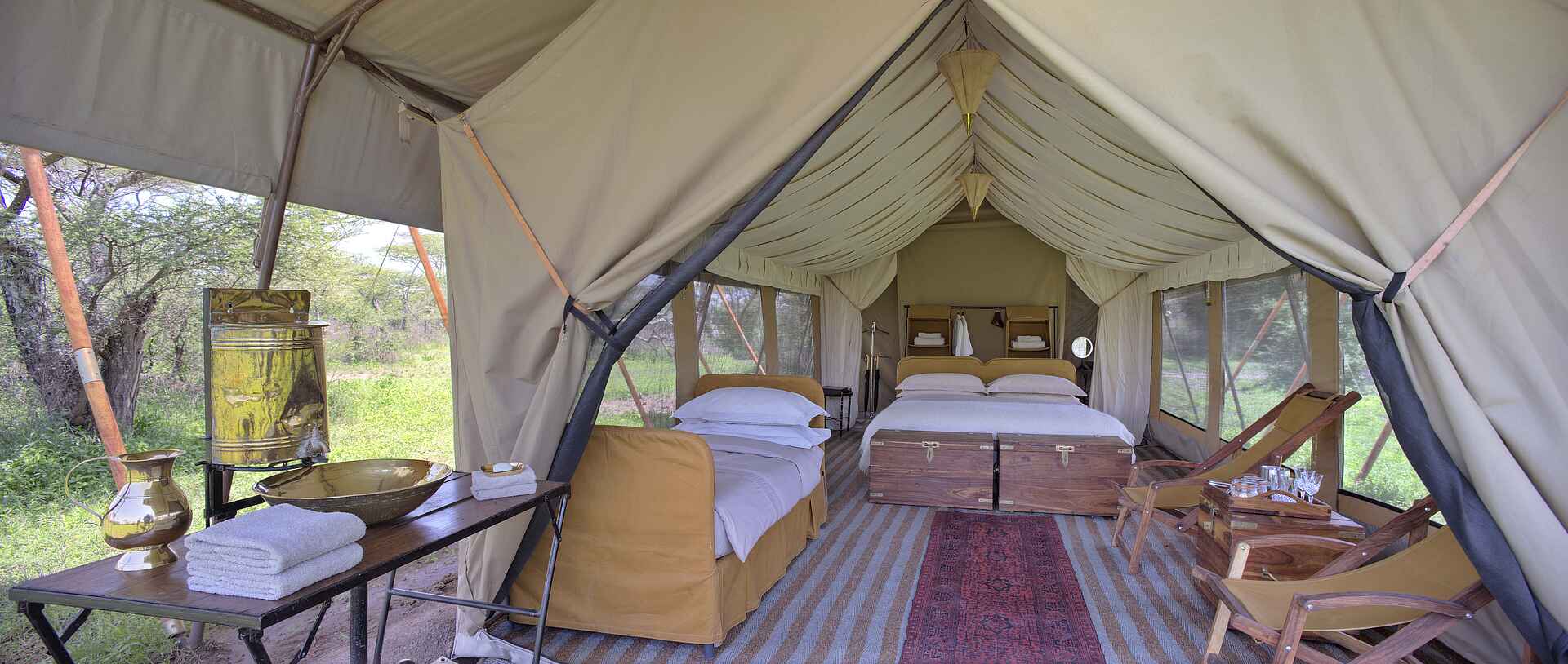Doppelbett, Gästezelt, Liegestuhl, &Beyond, andbeyond, Serengeti under Canvas, Zeltcamp, Doppelzelt, Inneneinrichtung, Serengeti, Sessel, Sofa, Afrikarma, Afrikarma Safaris, afrikarma Safaris - Wildnis. Hautnah., Afrikarma.de