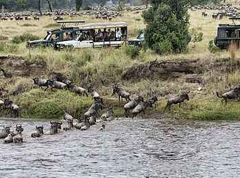 Serian's Serengeti Mobile Kusini Camp: Flussüberquerung