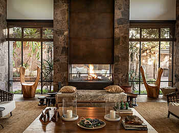 Singita Kilima Villa: Am Kamin Singita Kilima Villa: Am Kamin