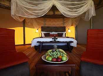 Sossus Dune Lodge: Doppelbett mit Moskitonetz Sossus Dune Lodge: Doppelbett mit Moskitonetz