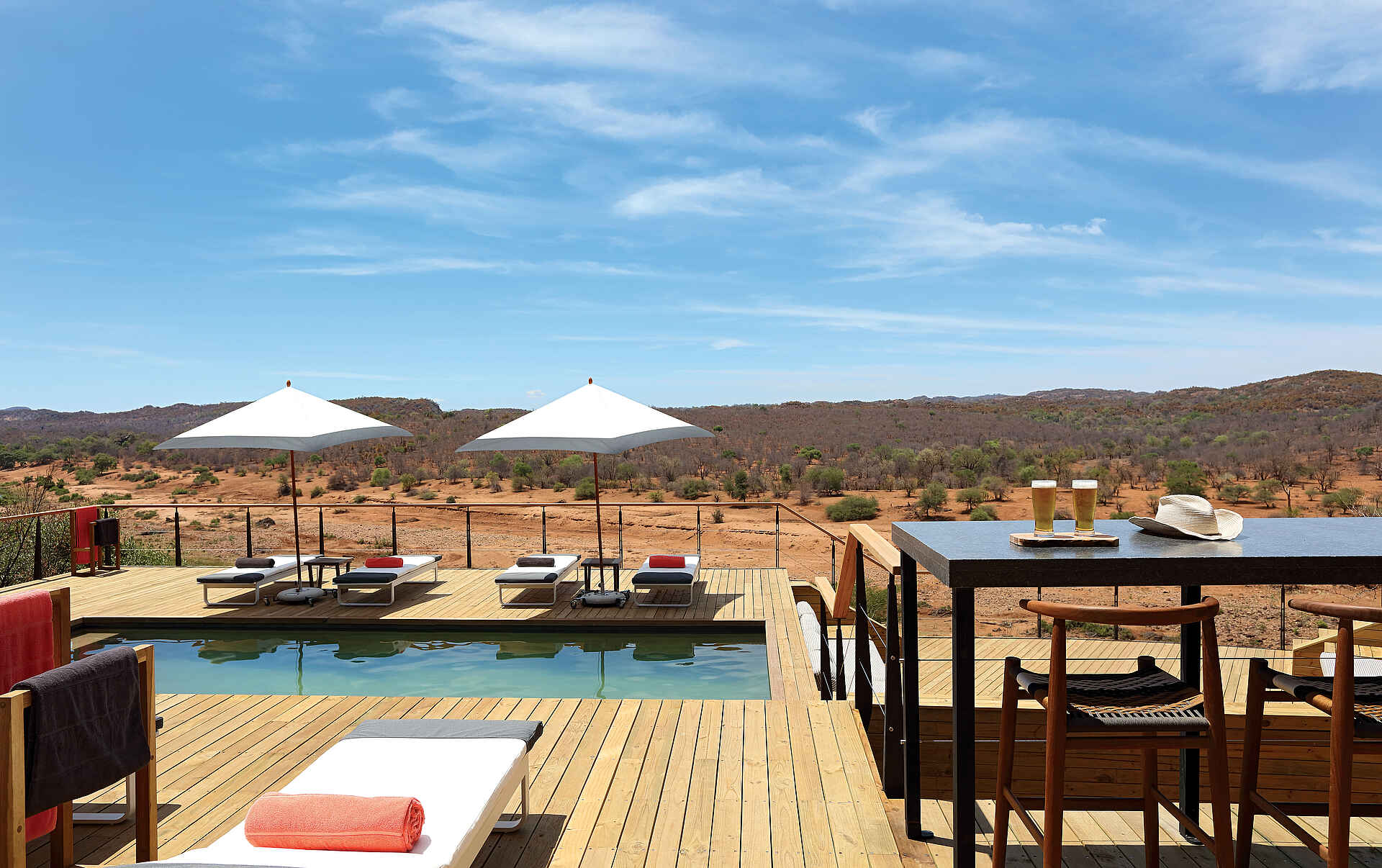 Big 5, Crooks Corner, Kruger National Park, Lanner Gorge, Limpopo Transfrontier Peace Park, Makuleke Contractual Park, Südafrika, The Outpost, Ausblick, Pel's Post, Pool, Sonnendeck, Sonnenliegen, Stühle, Tisch, Afrikarma, Afrikarma Safaris, Afrikarma Safaris – Wildnis. Hautnah., afrikarma.de, Luvuvhu River