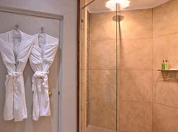 Victoria Falls Safari Lodge: Geräumiges Badezimmer