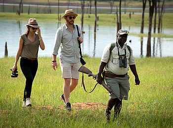 Bumi Hills Safari Lodge: Guide mit Gästen Bumi Hills Safari Lodge: Guide mit Gästen