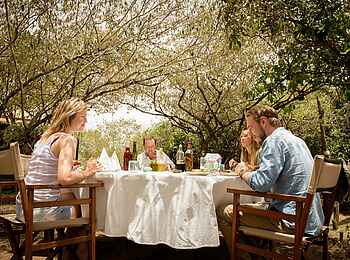 Serian Nkorombo: Mittagessen unter dem Schatten der Bäume