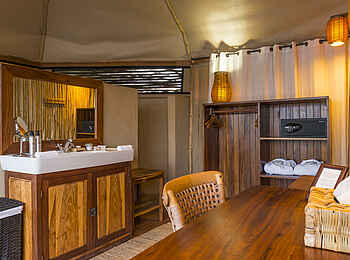 Amanzi Camp: Badezimmer mit Schminktisch Amanzi Camp: Badezimmer mit Schminktisch