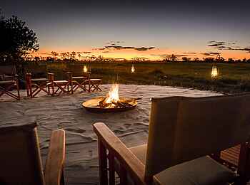 Amber River Camp: Lagerfeuer am Abend Amber River Camp: Lagerfeuer am Abend