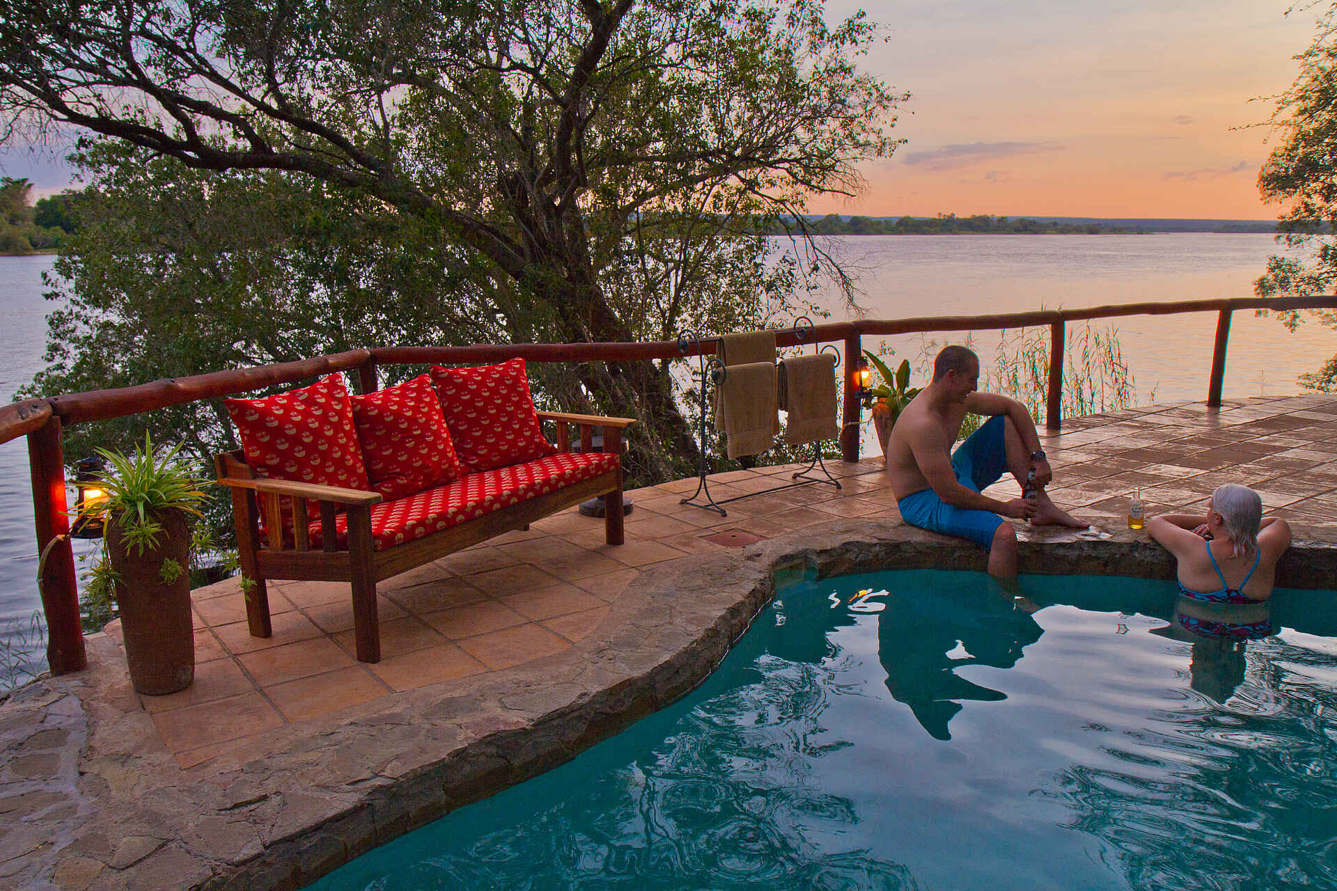 Chundukwa River Lodge, Doug Evans, Gail Kleinschmidt, Reitstall, Viktoriafälle, Flussufer, Sambesi, Sofa, Swimming Pool, Afrikarma, Afrikarma Safaris, Afrikarma Safaris - Wildnis. Hautnah., Afrikarma.de