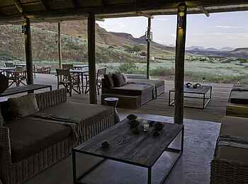 Damaraland Camp: Blick übers Deck ins Tal
