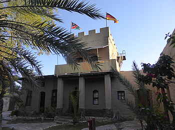 Fort Sesfontein: Sonnenstrahlen fallen auf den Hauptturm des Forts