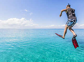 Ibo Island Lodge: Springender Gast mit Schnorchelausrüstung