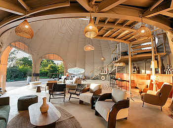 Ila Safari Lodge: Die offen gestaltete Lounge