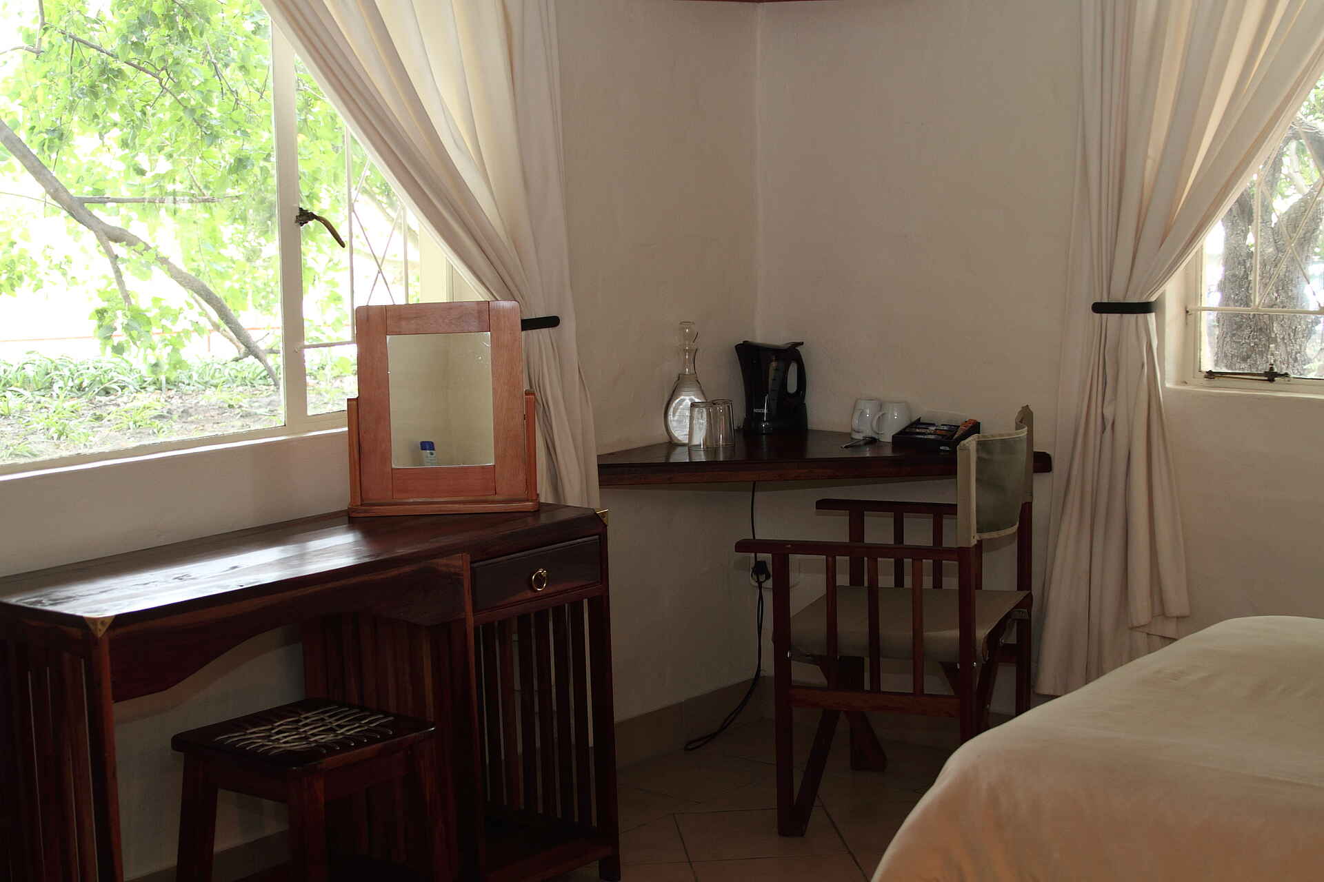 Island Safari Lodge, Gästezimmer, Schreibtisch, Afrikarma, Afrikarma Safaris, Afrikarma.de