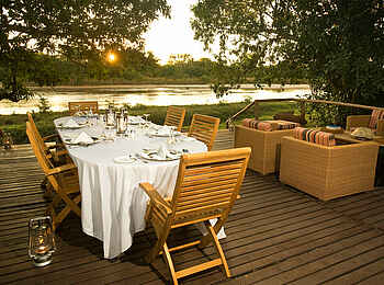 Kapamba Bushcamp: Deck am Fluss Kapamba Bushcamp: Deck am Fluss