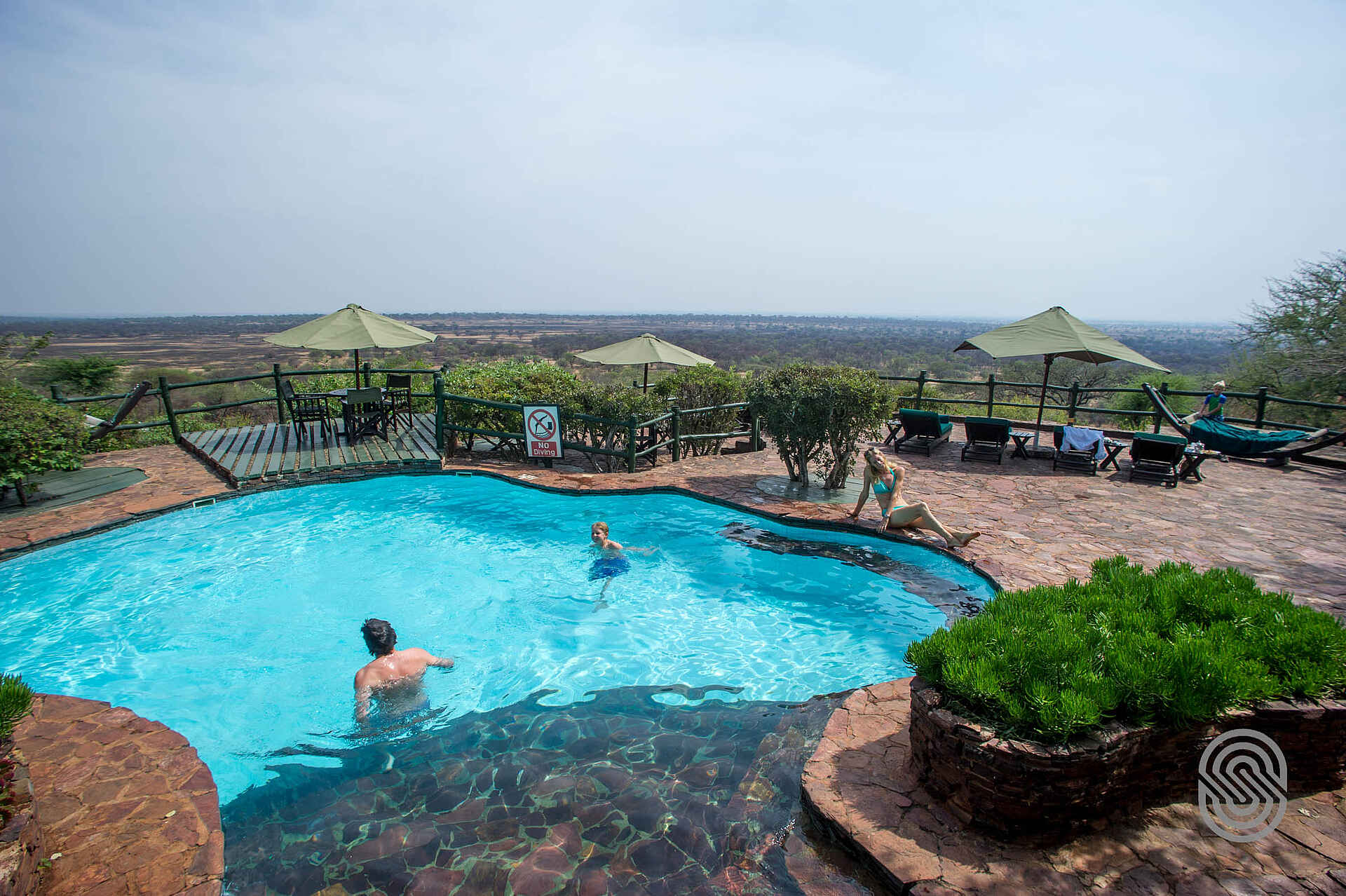 afrikarma, afrikarma Safaris, afrikarma.de, Grumeti, Grumeti River, Kirawira Serena Camp, Safari, Serena Hotels, Serengeti, Sonnenschirm, Swimming Pool, Afrikarma Safaris - Wildnis. Hautnah.