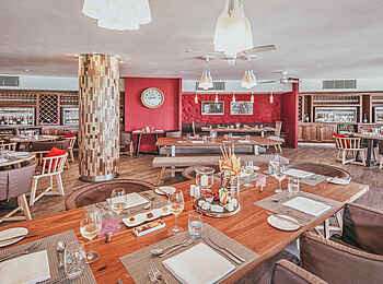 La Pirogue: Die Van der Stel Wine Bar La Pirogue: Die Van der Stel Wine Bar