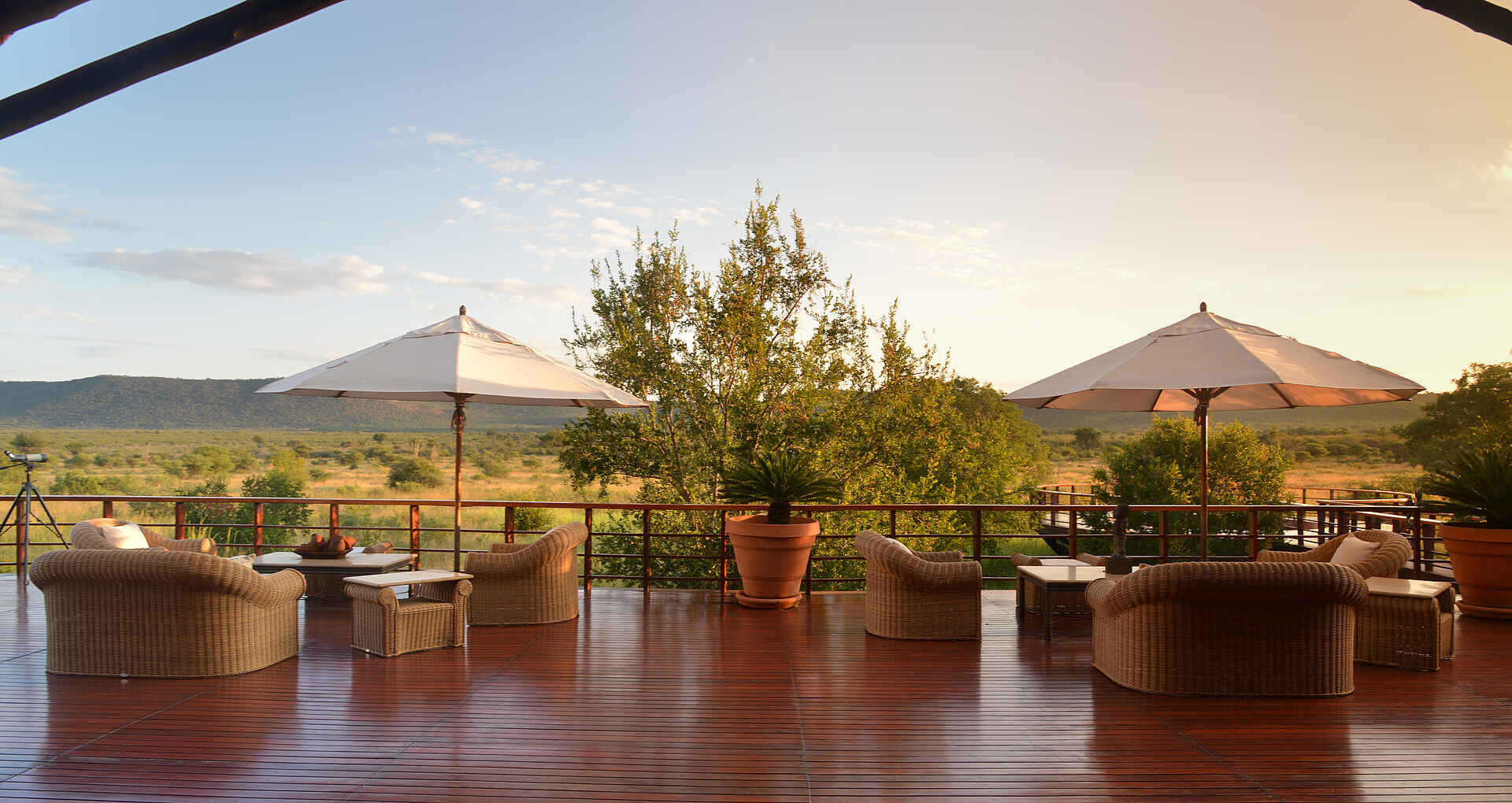 Mateya Safari Lodge: Außenterrasse mit Ausblick