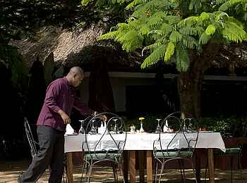 Ngorongoro Farmhouse: Mahlzeit am Pool Ngorongoro Farmhouse: Mahlzeit am Pool