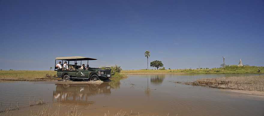 Nxabega Okavango Tented Camp: Wasserdurchquerung mit Geländewagen Nxabega Okavango Tented Camp: Wasserdurchquerung mit Geländewagen