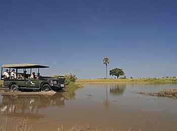 Nxabega Okavango Tented Camp: Wasserdurchquerung mit Geländewagen