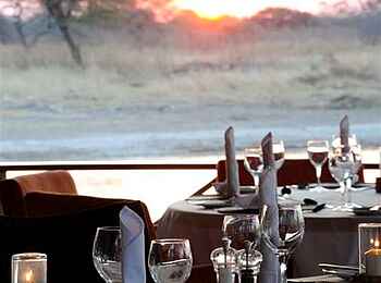 Onguma Bush Camp: Gedeckter Tisch