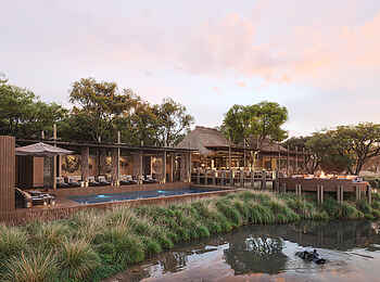 Sediba Sa Rona Lodge: Lage am Fluß