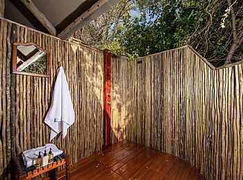 Shinde Lodge: Geräumige Außendusche Shinde Lodge: Geräumige Außendusche